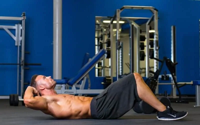 athlete doing sit-ups in the gym