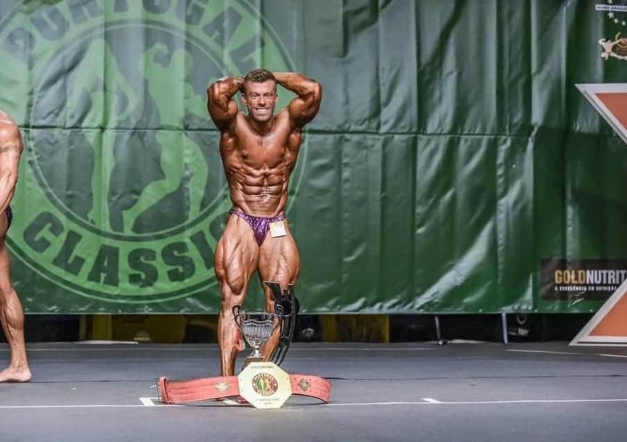 fabio lopes competing in bodybuilding gym