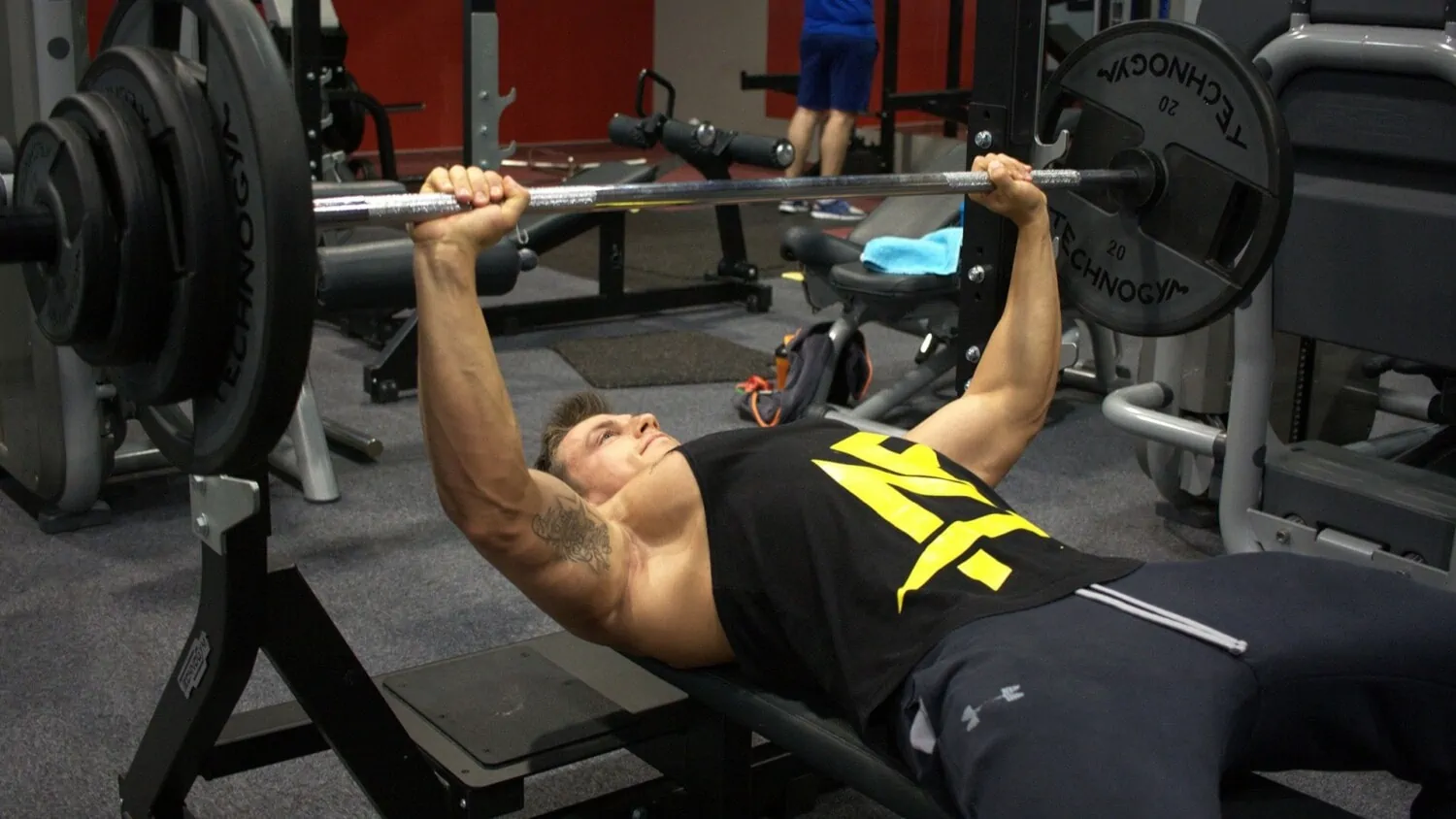 BYE BYE FLAT CHEST 🚀🚀 Here's today's workout! 👇 ✓Incline Bench Pres